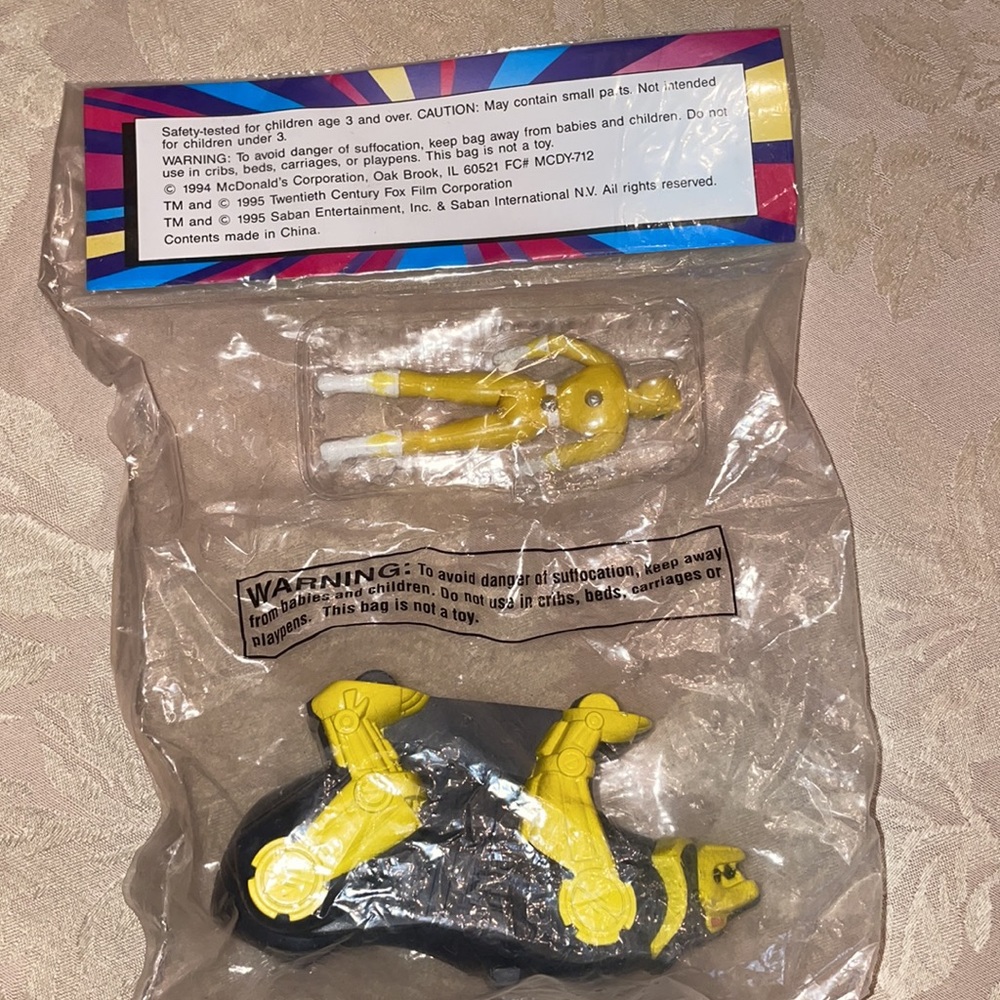1994 Mighty Morphin Power Ranger Toy - Yellow Ranger - Picture 2 of 8